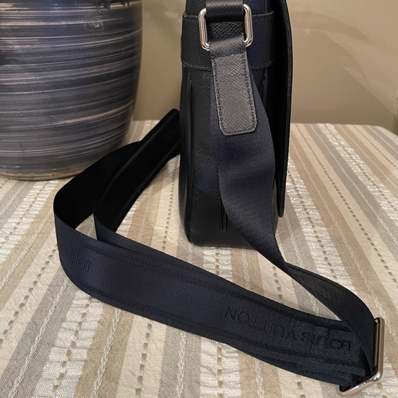 Louis Vuitton EPI leather Flap Messenger Bag - Picture 5 of 8